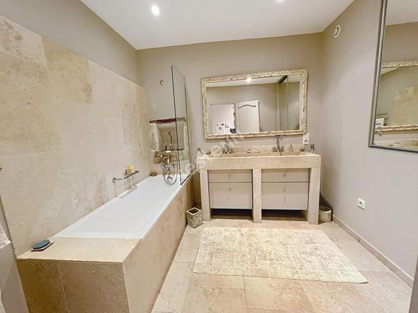 Maison de charme, cossue, avec terrasse et cour au coeur de Cucuron