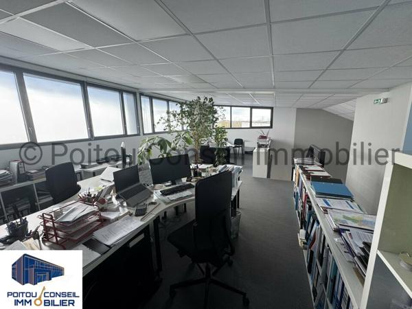 BUREAUX TRES LUMINEUX ENVIRON 115m2 AVEC PARKINGS LA CRECHE
