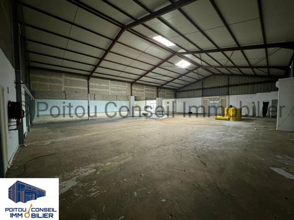 A LOUER EN PLEIN COEUR DE LA ZONE MENDES FRANCE CHAURAY NIORT CELLULE COMMERCIALE AVEC VISIBILITE ET PARKINGS FACILE D’ACCES