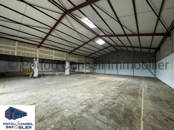 A LOUER EN PLEIN COEUR DE LA ZONE MENDES FRANCE CHAURAY NIORT CELLULE COMMERCIALE AVEC VISIBILITE ET PARKINGS FACILE D’ACCES