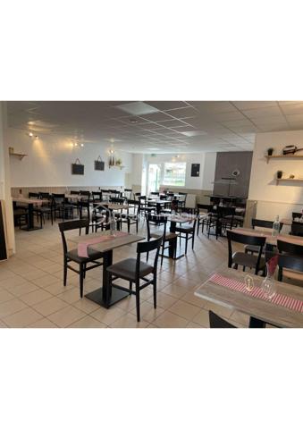 À deux pas de Roanne, au cœur d’un village convivial, se trouve un bar-restaurant plein de charme, apprécié pour sa cuisine maison et sa clientèle fidèle.
Une grande salle permet d’organiser mariages, baptêmes ou réunions de groupe, tandis que la terrasse offre un espace agréable en extérieur.

À l’étage, un logement confortable composé de deux chambres permet aux futurs propriétaires de vivre sur place, une vraie tranquillité au quotidien.

Les bilans sont bons, l’activité solide et le potentiel considérable, faible loyer et baux d'un an renouvelables tacitement, Licence IV (incluse dans le loyer, propriété de la Mairie de Noailly). 
L’établissement est mis en vente pour raison de santé.
Une belle affaire à reprendre avec sérénité.
Opportunité rare !