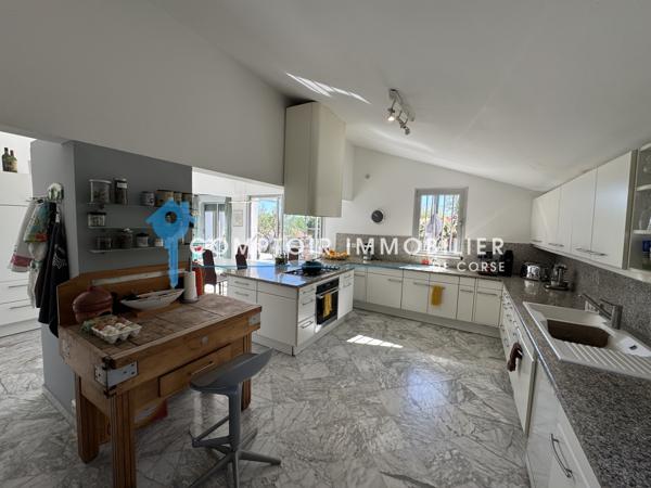 Villa
                                                                                                                                                                                                                                                                                                                        6 pièce(s)                                                                                                                                                                                                          5 chambre(s)                                                                                                                                                                                                          262.7  m²