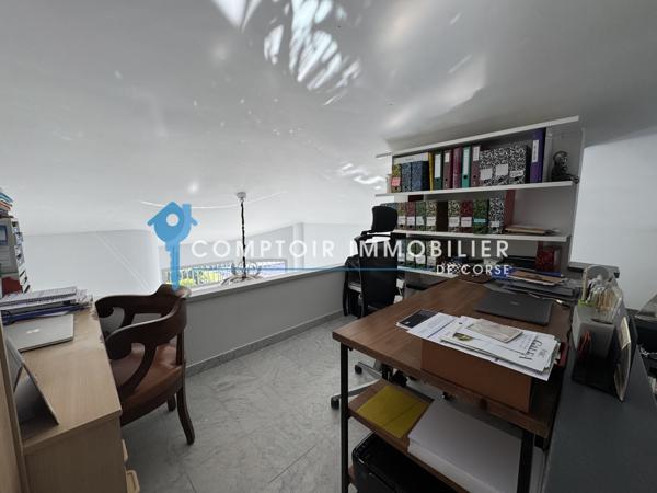 Villa
                                                                                                                                                                                                                                                                                                                        6 pièce(s)                                                                                                                                                                                                          5 chambre(s)                                                                                                                                                                                                          262.7  m²