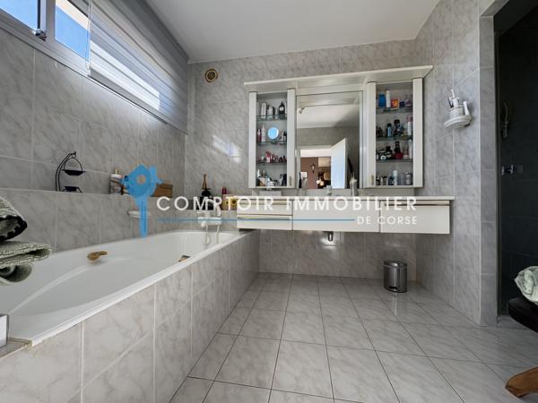 Villa
                                                                                                                                                                                                                                                                                                                        6 pièce(s)                                                                                                                                                                                                          5 chambre(s)                                                                                                                                                                                                          262.7  m²