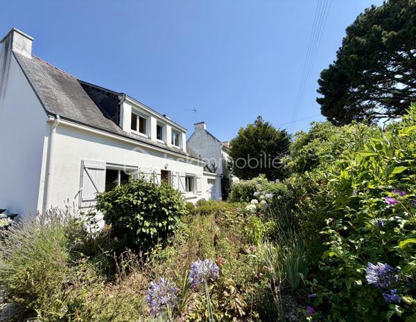 EXCLUSIVITE Sonia Rozwadower - BSK Immobilier présente : 

À seulement 1 km de la plage de Beaumer, dans un environnement particulièrement recherché de Carnac, découvrez cette maison des années 50 offrant 85 m², implantée sur une parcelle constructible de 1 230 m².

La maison se compose d'une pièce de vie, d'une cuisine, de trois chambres à l'étage ainsi que d'une autre chambre aménageable, offrant un potentiel d'agrandissement supplémentaire. 

À l'extérieur, vous bénéficierez également d'une dépendance de 23 m² et d'un garage de 27 m².

Cette propriété s'adresse avant tout aux acquéreurs à la recherche d'un véritable projet de rénovation. Une rénovation complète est à prévoir, laissant une totale liberté pour imaginer et concevoir une maison à votre image.

La superficie du terrain et son caractère constructible permettent d'envisager de nombreux projets (sous réserve des autorisations d'urbanisme) : extension de la maison existante, piscine..

La dépendance pourra également être transformée en atelier, bureau indépendant, logement d'amis ou espace dédié à une activité professionnelle.

Que vous souhaitiez créer une résidence principale contemporaine, une maison de vacances familiale ou réaliser un projet patrimonial dans un secteur très recherché, cette propriété constitue une base idéale pour donner vie à vos envies.

Le quartier de Beaumer est un secteur recherché de Carnac. Son environnement résidentiel, calme et verdoyant permet de rejoindre la plage en quelques minutes seulement tout en restant à proximité immédiate des commerces et du centre de Carnac.

Une opportunité rare d'acquérir un bien à fort potentiel dans l'un des secteurs les plus prisés de Carnac. Laissez libre cours à votre imagination et créez la maison dont vous rêvez!

Contactez moi pour organiser une visite!