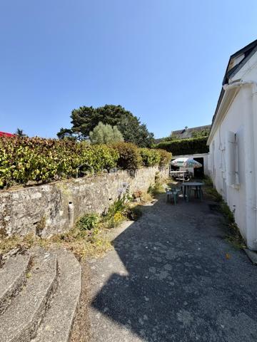 EXCLUSIVITE Sonia Rozwadower - BSK Immobilier présente : 

À seulement 1 km de la plage de Beaumer, dans un environnement particulièrement recherché de Carnac, découvrez cette maison des années 50 offrant 85 m², implantée sur une parcelle constructible de 1 230 m².

La maison se compose d'une pièce de vie, d'une cuisine, de trois chambres à l'étage ainsi que d'une autre chambre aménageable, offrant un potentiel d'agrandissement supplémentaire. 

À l'extérieur, vous bénéficierez également d'une dépendance de 23 m² et d'un garage de 27 m².

Cette propriété s'adresse avant tout aux acquéreurs à la recherche d'un véritable projet de rénovation. Une rénovation complète est à prévoir, laissant une totale liberté pour imaginer et concevoir une maison à votre image.

La superficie du terrain et son caractère constructible permettent d'envisager de nombreux projets (sous réserve des autorisations d'urbanisme) : extension de la maison existante, piscine..

La dépendance pourra également être transformée en atelier, bureau indépendant, logement d'amis ou espace dédié à une activité professionnelle.

Que vous souhaitiez créer une résidence principale contemporaine, une maison de vacances familiale ou réaliser un projet patrimonial dans un secteur très recherché, cette propriété constitue une base idéale pour donner vie à vos envies.

Le quartier de Beaumer est un secteur recherché de Carnac. Son environnement résidentiel, calme et verdoyant permet de rejoindre la plage en quelques minutes seulement tout en restant à proximité immédiate des commerces et du centre de Carnac.

Une opportunité rare d'acquérir un bien à fort potentiel dans l'un des secteurs les plus prisés de Carnac. Laissez libre cours à votre imagination et créez la maison dont vous rêvez!

Contactez moi pour organiser une visite!