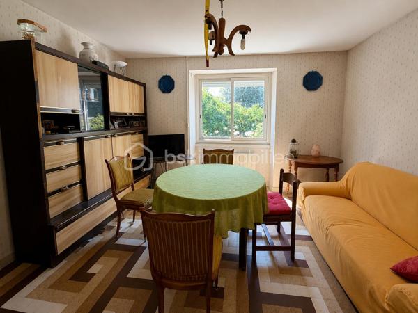 EXCLUSIVITE Sonia Rozwadower - BSK Immobilier présente : 

À seulement 1 km de la plage de Beaumer, dans un environnement particulièrement recherché de Carnac, découvrez cette maison des années 50 offrant 85 m², implantée sur une parcelle constructible de 1 230 m².

La maison se compose d'une pièce de vie, d'une cuisine, de trois chambres à l'étage ainsi que d'une autre chambre aménageable, offrant un potentiel d'agrandissement supplémentaire. 

À l'extérieur, vous bénéficierez également d'une dépendance de 23 m² et d'un garage de 27 m².

Cette propriété s'adresse avant tout aux acquéreurs à la recherche d'un véritable projet de rénovation. Une rénovation complète est à prévoir, laissant une totale liberté pour imaginer et concevoir une maison à votre image.

La superficie du terrain et son caractère constructible permettent d'envisager de nombreux projets (sous réserve des autorisations d'urbanisme) : extension de la maison existante, piscine..

La dépendance pourra également être transformée en atelier, bureau indépendant, logement d'amis ou espace dédié à une activité professionnelle.

Que vous souhaitiez créer une résidence principale contemporaine, une maison de vacances familiale ou réaliser un projet patrimonial dans un secteur très recherché, cette propriété constitue une base idéale pour donner vie à vos envies.

Le quartier de Beaumer est un secteur recherché de Carnac. Son environnement résidentiel, calme et verdoyant permet de rejoindre la plage en quelques minutes seulement tout en restant à proximité immédiate des commerces et du centre de Carnac.

Une opportunité rare d'acquérir un bien à fort potentiel dans l'un des secteurs les plus prisés de Carnac. Laissez libre cours à votre imagination et créez la maison dont vous rêvez!

Contactez moi pour organiser une visite!
