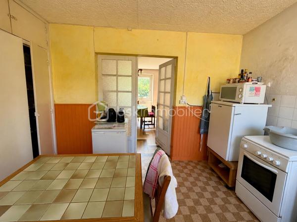 EXCLUSIVITE Sonia Rozwadower - BSK Immobilier présente : 

À seulement 1 km de la plage de Beaumer, dans un environnement particulièrement recherché de Carnac, découvrez cette maison des années 50 offrant 85 m², implantée sur une parcelle constructible de 1 230 m².

La maison se compose d'une pièce de vie, d'une cuisine, de trois chambres à l'étage ainsi que d'une autre chambre aménageable, offrant un potentiel d'agrandissement supplémentaire. 

À l'extérieur, vous bénéficierez également d'une dépendance de 23 m² et d'un garage de 27 m².

Cette propriété s'adresse avant tout aux acquéreurs à la recherche d'un véritable projet de rénovation. Une rénovation complète est à prévoir, laissant une totale liberté pour imaginer et concevoir une maison à votre image.

La superficie du terrain et son caractère constructible permettent d'envisager de nombreux projets (sous réserve des autorisations d'urbanisme) : extension de la maison existante, piscine..

La dépendance pourra également être transformée en atelier, bureau indépendant, logement d'amis ou espace dédié à une activité professionnelle.

Que vous souhaitiez créer une résidence principale contemporaine, une maison de vacances familiale ou réaliser un projet patrimonial dans un secteur très recherché, cette propriété constitue une base idéale pour donner vie à vos envies.

Le quartier de Beaumer est un secteur recherché de Carnac. Son environnement résidentiel, calme et verdoyant permet de rejoindre la plage en quelques minutes seulement tout en restant à proximité immédiate des commerces et du centre de Carnac.

Une opportunité rare d'acquérir un bien à fort potentiel dans l'un des secteurs les plus prisés de Carnac. Laissez libre cours à votre imagination et créez la maison dont vous rêvez!

Contactez moi pour organiser une visite!