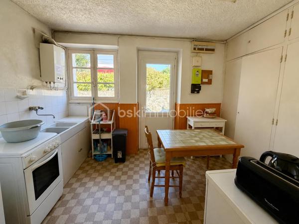 EXCLUSIVITE Sonia Rozwadower - BSK Immobilier présente : 

À seulement 1 km de la plage de Beaumer, dans un environnement particulièrement recherché de Carnac, découvrez cette maison des années 50 offrant 85 m², implantée sur une parcelle constructible de 1 230 m².

La maison se compose d'une pièce de vie, d'une cuisine, de trois chambres à l'étage ainsi que d'une autre chambre aménageable, offrant un potentiel d'agrandissement supplémentaire. 

À l'extérieur, vous bénéficierez également d'une dépendance de 23 m² et d'un garage de 27 m².

Cette propriété s'adresse avant tout aux acquéreurs à la recherche d'un véritable projet de rénovation. Une rénovation complète est à prévoir, laissant une totale liberté pour imaginer et concevoir une maison à votre image.

La superficie du terrain et son caractère constructible permettent d'envisager de nombreux projets (sous réserve des autorisations d'urbanisme) : extension de la maison existante, piscine..

La dépendance pourra également être transformée en atelier, bureau indépendant, logement d'amis ou espace dédié à une activité professionnelle.

Que vous souhaitiez créer une résidence principale contemporaine, une maison de vacances familiale ou réaliser un projet patrimonial dans un secteur très recherché, cette propriété constitue une base idéale pour donner vie à vos envies.

Le quartier de Beaumer est un secteur recherché de Carnac. Son environnement résidentiel, calme et verdoyant permet de rejoindre la plage en quelques minutes seulement tout en restant à proximité immédiate des commerces et du centre de Carnac.

Une opportunité rare d'acquérir un bien à fort potentiel dans l'un des secteurs les plus prisés de Carnac. Laissez libre cours à votre imagination et créez la maison dont vous rêvez!

Contactez moi pour organiser une visite!