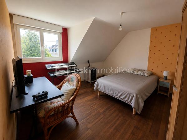 EXCLUSIVITE Sonia Rozwadower - BSK Immobilier présente : 

À seulement 1 km de la plage de Beaumer, dans un environnement particulièrement recherché de Carnac, découvrez cette maison des années 50 offrant 85 m², implantée sur une parcelle constructible de 1 230 m².

La maison se compose d'une pièce de vie, d'une cuisine, de trois chambres à l'étage ainsi que d'une autre chambre aménageable, offrant un potentiel d'agrandissement supplémentaire. 

À l'extérieur, vous bénéficierez également d'une dépendance de 23 m² et d'un garage de 27 m².

Cette propriété s'adresse avant tout aux acquéreurs à la recherche d'un véritable projet de rénovation. Une rénovation complète est à prévoir, laissant une totale liberté pour imaginer et concevoir une maison à votre image.

La superficie du terrain et son caractère constructible permettent d'envisager de nombreux projets (sous réserve des autorisations d'urbanisme) : extension de la maison existante, piscine..

La dépendance pourra également être transformée en atelier, bureau indépendant, logement d'amis ou espace dédié à une activité professionnelle.

Que vous souhaitiez créer une résidence principale contemporaine, une maison de vacances familiale ou réaliser un projet patrimonial dans un secteur très recherché, cette propriété constitue une base idéale pour donner vie à vos envies.

Le quartier de Beaumer est un secteur recherché de Carnac. Son environnement résidentiel, calme et verdoyant permet de rejoindre la plage en quelques minutes seulement tout en restant à proximité immédiate des commerces et du centre de Carnac.

Une opportunité rare d'acquérir un bien à fort potentiel dans l'un des secteurs les plus prisés de Carnac. Laissez libre cours à votre imagination et créez la maison dont vous rêvez!

Contactez moi pour organiser une visite!