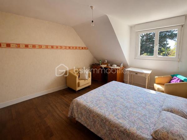 EXCLUSIVITE Sonia Rozwadower - BSK Immobilier présente : 

À seulement 1 km de la plage de Beaumer, dans un environnement particulièrement recherché de Carnac, découvrez cette maison des années 50 offrant 85 m², implantée sur une parcelle constructible de 1 230 m².

La maison se compose d'une pièce de vie, d'une cuisine, de trois chambres à l'étage ainsi que d'une autre chambre aménageable, offrant un potentiel d'agrandissement supplémentaire. 

À l'extérieur, vous bénéficierez également d'une dépendance de 23 m² et d'un garage de 27 m².

Cette propriété s'adresse avant tout aux acquéreurs à la recherche d'un véritable projet de rénovation. Une rénovation complète est à prévoir, laissant une totale liberté pour imaginer et concevoir une maison à votre image.

La superficie du terrain et son caractère constructible permettent d'envisager de nombreux projets (sous réserve des autorisations d'urbanisme) : extension de la maison existante, piscine..

La dépendance pourra également être transformée en atelier, bureau indépendant, logement d'amis ou espace dédié à une activité professionnelle.

Que vous souhaitiez créer une résidence principale contemporaine, une maison de vacances familiale ou réaliser un projet patrimonial dans un secteur très recherché, cette propriété constitue une base idéale pour donner vie à vos envies.

Le quartier de Beaumer est un secteur recherché de Carnac. Son environnement résidentiel, calme et verdoyant permet de rejoindre la plage en quelques minutes seulement tout en restant à proximité immédiate des commerces et du centre de Carnac.

Une opportunité rare d'acquérir un bien à fort potentiel dans l'un des secteurs les plus prisés de Carnac. Laissez libre cours à votre imagination et créez la maison dont vous rêvez!

Contactez moi pour organiser une visite!