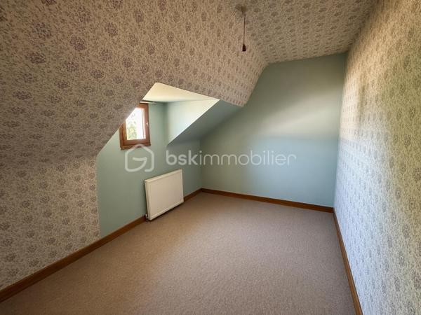 EXCLUSIVITE Sonia Rozwadower - BSK Immobilier présente : 

À seulement 1 km de la plage de Beaumer, dans un environnement particulièrement recherché de Carnac, découvrez cette maison des années 50 offrant 85 m², implantée sur une parcelle constructible de 1 230 m².

La maison se compose d'une pièce de vie, d'une cuisine, de trois chambres à l'étage ainsi que d'une autre chambre aménageable, offrant un potentiel d'agrandissement supplémentaire. 

À l'extérieur, vous bénéficierez également d'une dépendance de 23 m² et d'un garage de 27 m².

Cette propriété s'adresse avant tout aux acquéreurs à la recherche d'un véritable projet de rénovation. Une rénovation complète est à prévoir, laissant une totale liberté pour imaginer et concevoir une maison à votre image.

La superficie du terrain et son caractère constructible permettent d'envisager de nombreux projets (sous réserve des autorisations d'urbanisme) : extension de la maison existante, piscine..

La dépendance pourra également être transformée en atelier, bureau indépendant, logement d'amis ou espace dédié à une activité professionnelle.

Que vous souhaitiez créer une résidence principale contemporaine, une maison de vacances familiale ou réaliser un projet patrimonial dans un secteur très recherché, cette propriété constitue une base idéale pour donner vie à vos envies.

Le quartier de Beaumer est un secteur recherché de Carnac. Son environnement résidentiel, calme et verdoyant permet de rejoindre la plage en quelques minutes seulement tout en restant à proximité immédiate des commerces et du centre de Carnac.

Une opportunité rare d'acquérir un bien à fort potentiel dans l'un des secteurs les plus prisés de Carnac. Laissez libre cours à votre imagination et créez la maison dont vous rêvez!

Contactez moi pour organiser une visite!