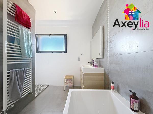 Commelle-Vernay (42120) A VENDRE - COMMELLE-VERNAY - MAISON D'ARCHTIECTE, DE 2015 ET 201M2 AVEC 5 CHAMBRES ET TERRAIN