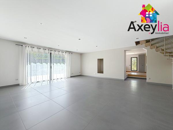 Commelle-Vernay (42120) A VENDRE - COMMELLE-VERNAY - MAISON D'ARCHTIECTE, DE 2015 ET 201M2 AVEC 5 CHAMBRES ET TERRAIN