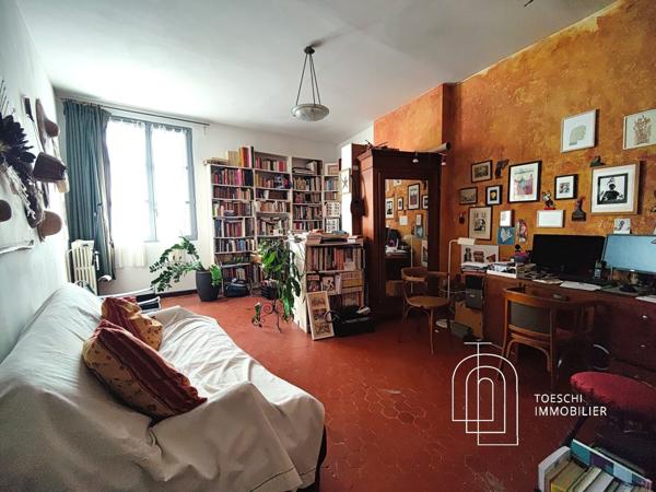 Authentique maison arlésienne avec atelier, patio et terrasse