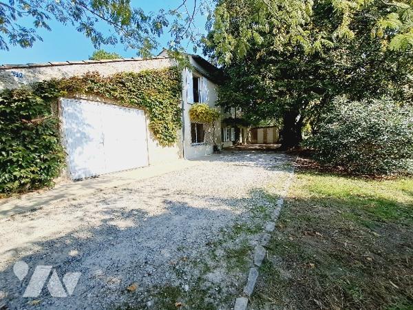 Montélimar, bien rare, ancien corp de ferme de 147m² habitable avec piscine.