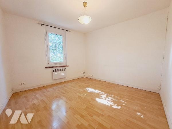 Montélimar, bien rare, ancien corp de ferme de 147m² habitable avec piscine.