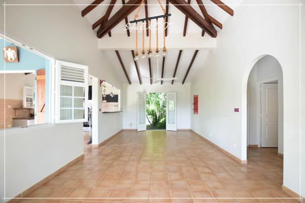 Les Trois-Îlets (972) : Maison T4 -186 m² au sol avec grande terrasse, piscine et appartement T2 indépendant à vendre (972)