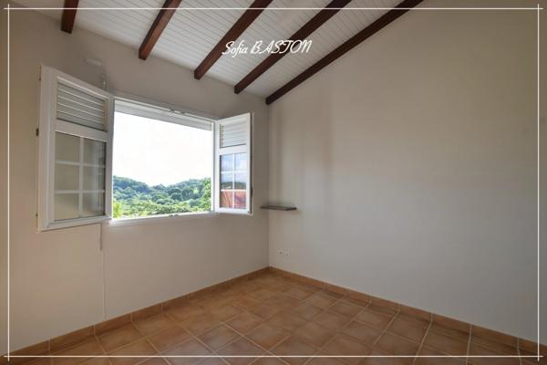 Les Trois-Îlets (972) : Maison T4 -186 m² au sol avec grande terrasse, piscine et appartement T2 indépendant à vendre (972)