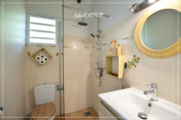 Les Trois-Îlets (972) : Maison T4 -186 m² au sol avec grande terrasse, piscine et appartement T2 indépendant à vendre (972)