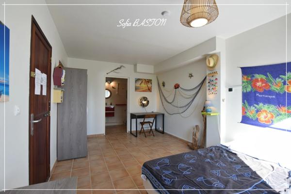 Les Trois-Îlets (972) : Maison T4 -186 m² au sol avec grande terrasse, piscine et appartement T2 indépendant à vendre (972)