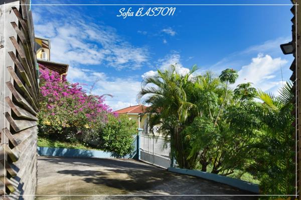 Les Trois-Îlets (972) : Maison T4 -186 m² au sol avec grande terrasse, piscine et appartement T2 indépendant à vendre (972)