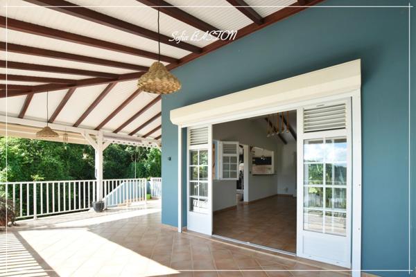 Les Trois-Îlets (972) : Maison T4 -186 m² au sol avec grande terrasse, piscine et appartement T2 indépendant à vendre (972)