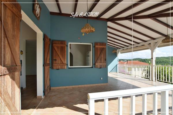 Les Trois-Îlets (972) : Maison T4 -186 m² au sol avec grande terrasse, piscine et appartement T2 indépendant à vendre (972)