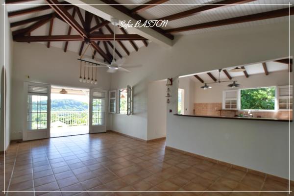 Les Trois-Îlets (972) : Maison T4 -186 m² au sol avec grande terrasse, piscine et appartement T2 indépendant à vendre (972)