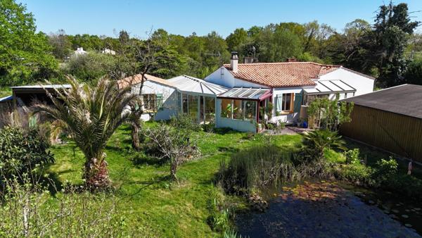 Maison située en campagne.