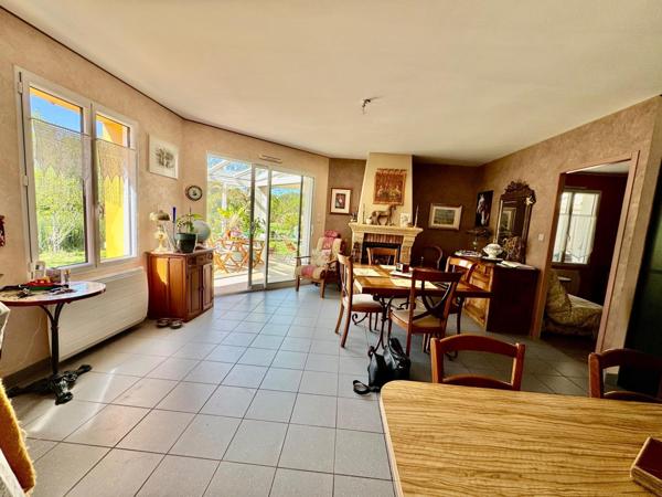 Maison située en campagne.