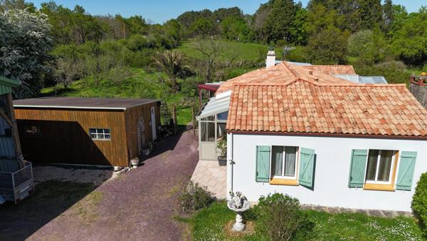 Maison située en campagne.