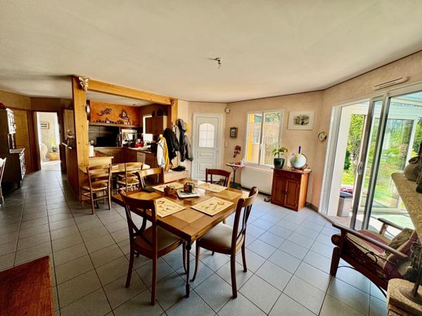 Maison située en campagne.