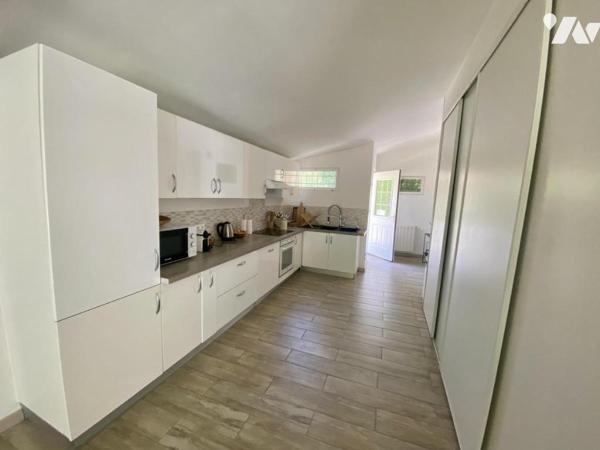 VILLENEUVE-LES-AVIGNON, villa de plain-pied avec 3 chambres, piscine et garage