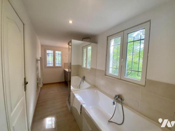 VILLENEUVE-LES-AVIGNON, villa de plain-pied avec 3 chambres, piscine et garage