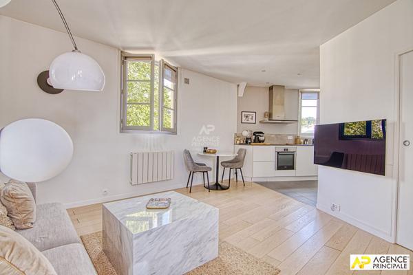 Versailles Saint-Louis Appartement 3 pièces 51.27 m² carrez situé au 2ème et dernier étage 460 000 € **  - Référence  27613