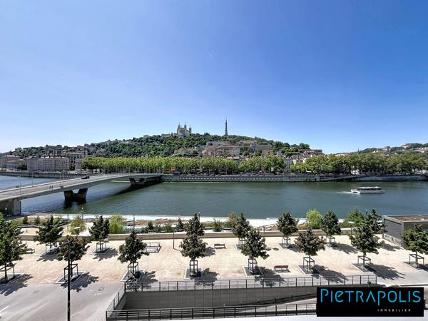 T 3/4 traversant avec une vue panoramique sur la Saône et la colline de Fourvière