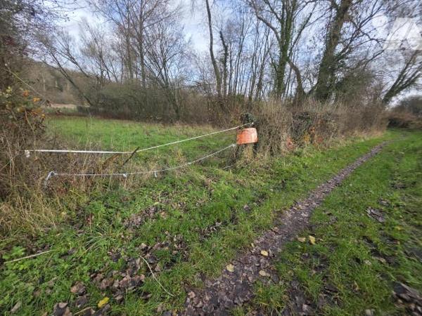 Parcelle en nature de pré d'une superficie de 3460m² non enclavée avec accès.