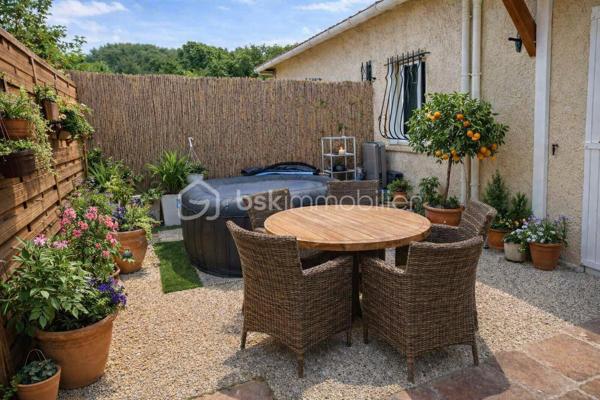 Votre conseillère BSK Immobilier, Fabienne Rigaud, vous propose de découvrir cette agréable maison située dans un environnement calme à Fréjus quartier CAIS.

D’une superficie d’environ 36 m², cette maison jumelée fonctionnelle et bien pensée se compose :
d’une pièce de vie lumineuse avec cuisine équipée,
d’un coin nuit,
d’une salle d’eau avec WC.

À l’extérieur, vous bénéficierez d’un espace d’environ 30 m².
La configuration permet également la création d’une véranda afin d’agrandir la pièce de vie, offrant ainsi un potentiel d’extension très intéressant.

Ce bien, libre de toute occupation, conviendra parfaitement pour :

un investissement locatif,
un pied‑à‑terre dans le Var,
ou une première acquisition.

Aucune charge de copropriété.
Année de construction : 1995.
Localisation : Fréjus CAIS, proche des commerces, commodités et axes principaux.

Pour plus d’informations ou organiser une visite contactez Fabienne Rigaud – BSK Immobilier au 06 60 81 38 06