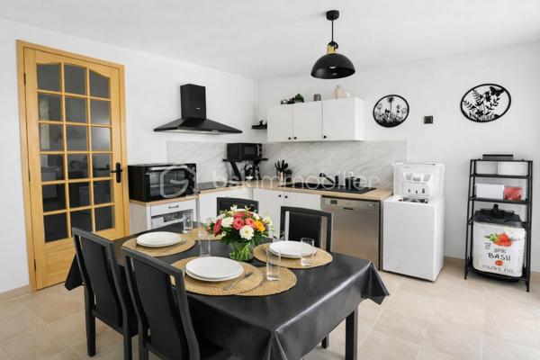 Votre conseillère BSK Immobilier, Fabienne Rigaud, vous propose de découvrir cette agréable maison située dans un environnement calme à Fréjus quartier CAIS.

D’une superficie d’environ 36 m², cette maison jumelée fonctionnelle et bien pensée se compose :
d’une pièce de vie lumineuse avec cuisine équipée,
d’un coin nuit,
d’une salle d’eau avec WC.

À l’extérieur, vous bénéficierez d’un espace d’environ 30 m².
La configuration permet également la création d’une véranda afin d’agrandir la pièce de vie, offrant ainsi un potentiel d’extension très intéressant.

Ce bien, libre de toute occupation, conviendra parfaitement pour :

un investissement locatif,
un pied‑à‑terre dans le Var,
ou une première acquisition.

Aucune charge de copropriété.
Année de construction : 1995.
Localisation : Fréjus CAIS, proche des commerces, commodités et axes principaux.

Pour plus d’informations ou organiser une visite contactez Fabienne Rigaud – BSK Immobilier au 06 60 81 38 06
