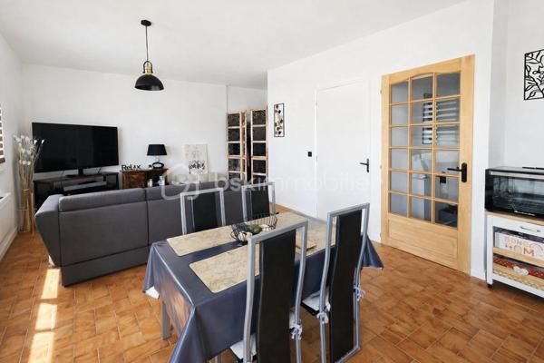 Votre conseillère BSK Immobilier, Fabienne Rigaud, vous propose de découvrir cette agréable maison située dans un environnement calme à Fréjus quartier CAIS.

D’une superficie d’environ 36 m², cette maison jumelée fonctionnelle et bien pensée se compose :
d’une pièce de vie lumineuse avec cuisine équipée,
d’un coin nuit,
d’une salle d’eau avec WC.

À l’extérieur, vous bénéficierez d’un espace d’environ 30 m².
La configuration permet également la création d’une véranda afin d’agrandir la pièce de vie, offrant ainsi un potentiel d’extension très intéressant.

Ce bien, libre de toute occupation, conviendra parfaitement pour :

un investissement locatif,
un pied‑à‑terre dans le Var,
ou une première acquisition.

Aucune charge de copropriété.
Année de construction : 1995.
Localisation : Fréjus CAIS, proche des commerces, commodités et axes principaux.

Pour plus d’informations ou organiser une visite contactez Fabienne Rigaud – BSK Immobilier au 06 60 81 38 06