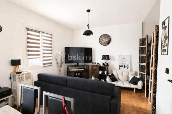 Votre conseillère BSK Immobilier, Fabienne Rigaud, vous propose de découvrir cette agréable maison située dans un environnement calme à Fréjus quartier CAIS.

D’une superficie d’environ 36 m², cette maison jumelée fonctionnelle et bien pensée se compose :
d’une pièce de vie lumineuse avec cuisine équipée,
d’un coin nuit,
d’une salle d’eau avec WC.

À l’extérieur, vous bénéficierez d’un espace d’environ 30 m².
La configuration permet également la création d’une véranda afin d’agrandir la pièce de vie, offrant ainsi un potentiel d’extension très intéressant.

Ce bien, libre de toute occupation, conviendra parfaitement pour :

un investissement locatif,
un pied‑à‑terre dans le Var,
ou une première acquisition.

Aucune charge de copropriété.
Année de construction : 1995.
Localisation : Fréjus CAIS, proche des commerces, commodités et axes principaux.

Pour plus d’informations ou organiser une visite contactez Fabienne Rigaud – BSK Immobilier au 06 60 81 38 06