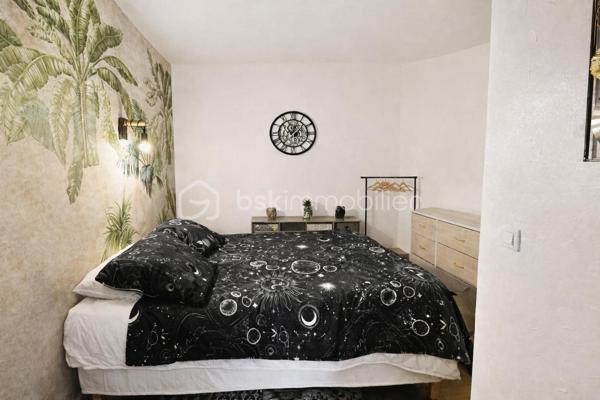 Votre conseillère BSK Immobilier, Fabienne Rigaud, vous propose de découvrir cette agréable maison située dans un environnement calme à Fréjus quartier CAIS.

D’une superficie d’environ 36 m², cette maison jumelée fonctionnelle et bien pensée se compose :
d’une pièce de vie lumineuse avec cuisine équipée,
d’un coin nuit,
d’une salle d’eau avec WC.

À l’extérieur, vous bénéficierez d’un espace d’environ 30 m².
La configuration permet également la création d’une véranda afin d’agrandir la pièce de vie, offrant ainsi un potentiel d’extension très intéressant.

Ce bien, libre de toute occupation, conviendra parfaitement pour :

un investissement locatif,
un pied‑à‑terre dans le Var,
ou une première acquisition.

Aucune charge de copropriété.
Année de construction : 1995.
Localisation : Fréjus CAIS, proche des commerces, commodités et axes principaux.

Pour plus d’informations ou organiser une visite contactez Fabienne Rigaud – BSK Immobilier au 06 60 81 38 06