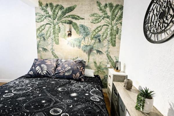 Votre conseillère BSK Immobilier, Fabienne Rigaud, vous propose de découvrir cette agréable maison située dans un environnement calme à Fréjus quartier CAIS.

D’une superficie d’environ 36 m², cette maison jumelée fonctionnelle et bien pensée se compose :
d’une pièce de vie lumineuse avec cuisine équipée,
d’un coin nuit,
d’une salle d’eau avec WC.

À l’extérieur, vous bénéficierez d’un espace d’environ 30 m².
La configuration permet également la création d’une véranda afin d’agrandir la pièce de vie, offrant ainsi un potentiel d’extension très intéressant.

Ce bien, libre de toute occupation, conviendra parfaitement pour :

un investissement locatif,
un pied‑à‑terre dans le Var,
ou une première acquisition.

Aucune charge de copropriété.
Année de construction : 1995.
Localisation : Fréjus CAIS, proche des commerces, commodités et axes principaux.

Pour plus d’informations ou organiser une visite contactez Fabienne Rigaud – BSK Immobilier au 06 60 81 38 06