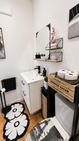 Votre conseillère BSK Immobilier, Fabienne Rigaud, vous propose de découvrir cette agréable maison située dans un environnement calme à Fréjus quartier CAIS.

D’une superficie d’environ 36 m², cette maison jumelée fonctionnelle et bien pensée se compose :
d’une pièce de vie lumineuse avec cuisine équipée,
d’un coin nuit,
d’une salle d’eau avec WC.

À l’extérieur, vous bénéficierez d’un espace d’environ 30 m².
La configuration permet également la création d’une véranda afin d’agrandir la pièce de vie, offrant ainsi un potentiel d’extension très intéressant.

Ce bien, libre de toute occupation, conviendra parfaitement pour :

un investissement locatif,
un pied‑à‑terre dans le Var,
ou une première acquisition.

Aucune charge de copropriété.
Année de construction : 1995.
Localisation : Fréjus CAIS, proche des commerces, commodités et axes principaux.

Pour plus d’informations ou organiser une visite contactez Fabienne Rigaud – BSK Immobilier au 06 60 81 38 06