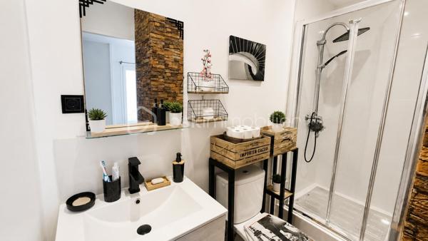 Votre conseillère BSK Immobilier, Fabienne Rigaud, vous propose de découvrir cette agréable maison située dans un environnement calme à Fréjus quartier CAIS.

D’une superficie d’environ 36 m², cette maison jumelée fonctionnelle et bien pensée se compose :
d’une pièce de vie lumineuse avec cuisine équipée,
d’un coin nuit,
d’une salle d’eau avec WC.

À l’extérieur, vous bénéficierez d’un espace d’environ 30 m².
La configuration permet également la création d’une véranda afin d’agrandir la pièce de vie, offrant ainsi un potentiel d’extension très intéressant.

Ce bien, libre de toute occupation, conviendra parfaitement pour :

un investissement locatif,
un pied‑à‑terre dans le Var,
ou une première acquisition.

Aucune charge de copropriété.
Année de construction : 1995.
Localisation : Fréjus CAIS, proche des commerces, commodités et axes principaux.

Pour plus d’informations ou organiser une visite contactez Fabienne Rigaud – BSK Immobilier au 06 60 81 38 06