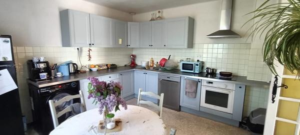 Maison à vendre 6 pièces, 4 chambres avec appartement indépendant au rez de chaussée - à la campagne, 200m du centre village