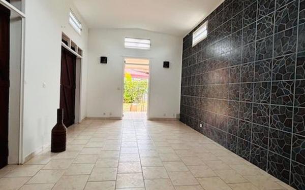 Maison à louer    2 pièces •  Lamentin