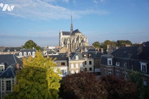 HYPER CENTRE, APPARTEMENT DE TYPE 4 avec ascenseur, DEUX GARAGES et TERRASSE DE 44m²