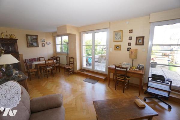 HYPER CENTRE, APPARTEMENT DE TYPE 4 avec ascenseur, DEUX GARAGES et TERRASSE DE 44m²